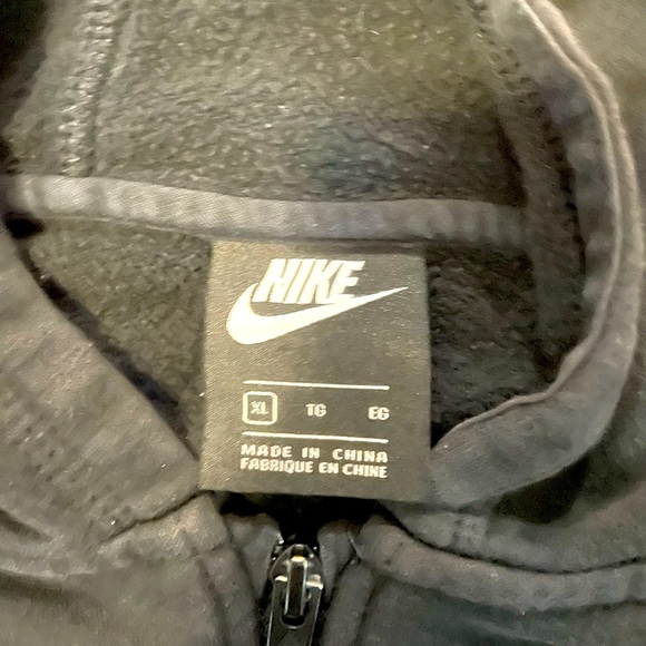 CHILDREN/ YOUTH BLACK NIKE HOODIE. SIZE XL FRONT ZIPPER. GOOD CONDITION. - Picture 4 of 5